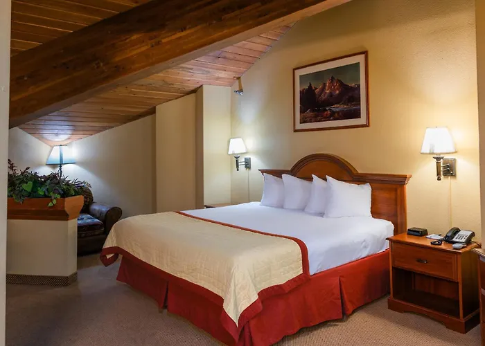 Hotel & Pinedale